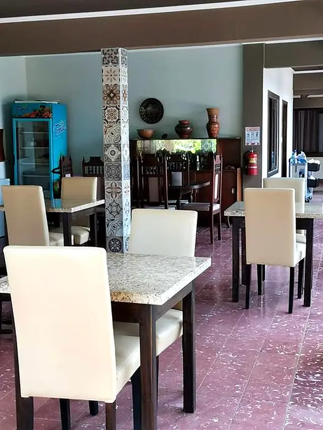 Comedor del desayuno, con mesas y sillas