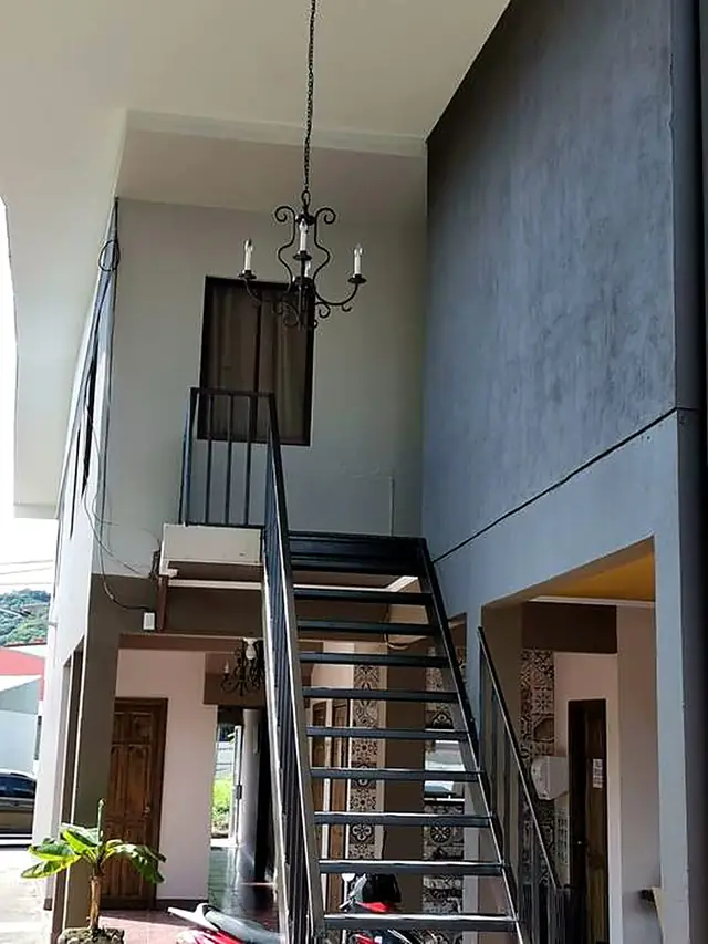 Escalera y vestíbulo con lámpara colgante